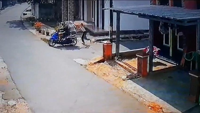 Rekaman CCTV bocah lawan jambret HP di Bandar Lampung.