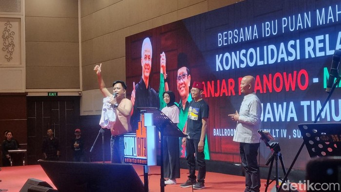 relawan jokowi lepas baju
