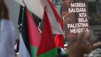 Tak hanya orang tua, anak-anak juga ikut aksi bela Palestina. (Foto: Wisma Putra/detikJabar)