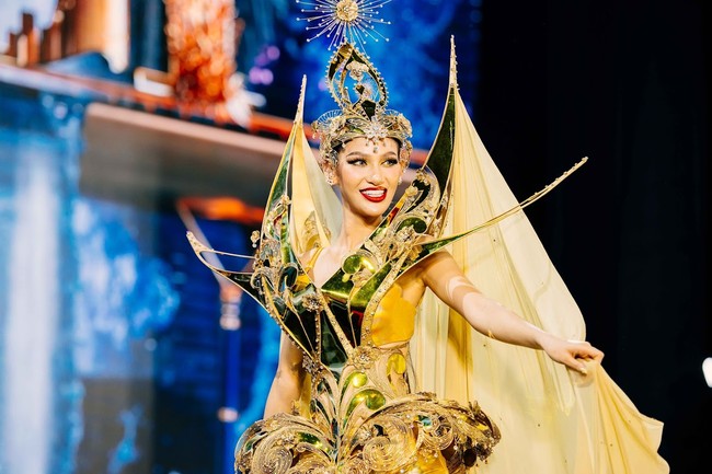 Berkompetisi di Miss Grand International 2023, Ritassya tampil memukau dengan kostum nasional. Gadis 22 tahun itu membawakan Kostum Nasional bertema The Goddess Of The Sun. Foto: Dok. Miss Grand Indonesia