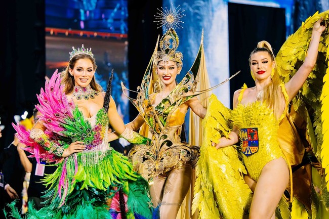 Dalam malam kompetisi National Costume, Ritassya tampak bersinar di antara 68 perserta dari seluruh dunia terlebih gadis 22 tahun tersebut membawakan Kostum Nasional bertema “The Goddess Of The Sun”. Foto: Dok. Miss Grand Indonesia