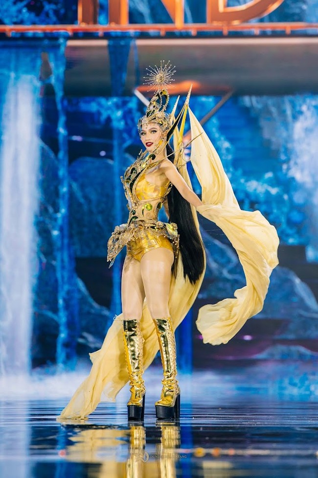 Kostum nasional Miss Grand Indonesia 2023 “The Goddess Of The Sun” ini sendiri dirancang oleh desainer aksesoris kenamaan, Rinaldy Yunardi. Foto: Dok. Miss Grand Indonesia