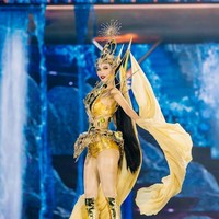 Kostum nasional Miss Grand Indonesia 2023 “The Goddess Of The Sun” ini sendiri dirancang oleh desainer aksesoris kenamaan, Rinaldy Yunardi. Foto: Dok. Miss Grand Indonesia