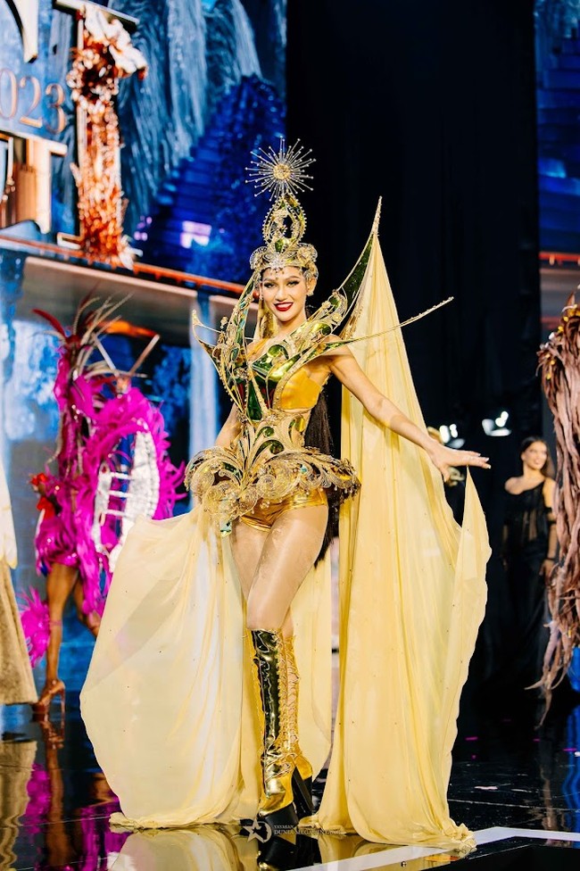 Ivan Gunawan, Founder Yayasan Dunia Mega Bintang yang memegang lisensi Miss Grand Indonesia, mengungkap bahwa kostum ini terinspirasi oleh Dewi Matahari. Foto: Dok. Miss Grand Indonesia