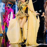 Ivan Gunawan, Founder Yayasan Dunia Mega Bintang yang memegang lisensi Miss Grand Indonesia, mengungkap bahwa kostum ini terinspirasi oleh Dewi Matahari. Foto: Dok. Miss Grand Indonesia