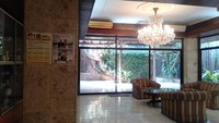 Kesan rumah yang klasik semakin terlihat dengan adanya guci-guci besar. Hampir di semua ruangan ada rak kaca besar yang berisikan koleksi-koleksi Soeharto beserta sang istri. Foto: Cicin Yulianti