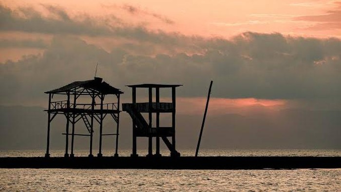 Rumah tinggi tempat pemantauan Peselancar di Pantai Lakey. (Istimewa)
