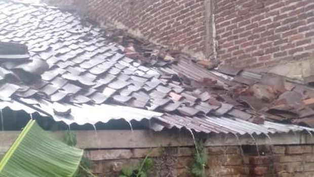 Salah satu rumah warga yang gentingnya rusak akibat angin kencang di Temanggung, Sabtu (21/10/2023).