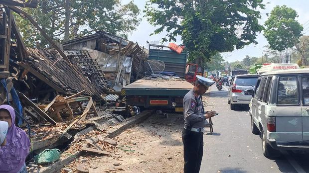Sebuah truk trailer hilang kendali dan menabrak lima warung penjual perkakas rumah tangga di Kabupaten Semarang, Sabtu (21/10/2023).