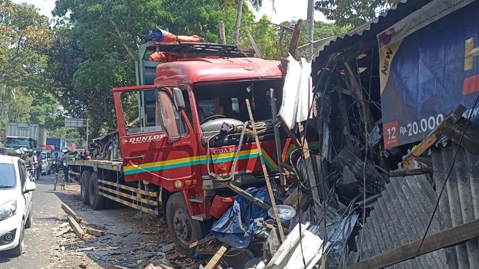 Sebuah truk trailer hilang kendali dan menabrak lima warung penjual perkakas rumah tangga di Kabupaten Semarang, Sabtu (21/10/2023).