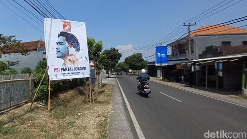 Sejumlah baliho menampilkan wajah putra bungsu Presiden Joko Widodo (Jokowi), yaitu Kaesang Pangarep mulai bertebaran di Jembrana, Sabtu (21/10/2023). (I Putu Adi Budiastrawan/detikBali).
