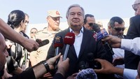 Sekretaris Jenderal PBB Antonio Guterres mendesak puluhan truk bantuan yang terjebak di perbatasan Rafah, Mesir, bisa segera diizinkan masuk ke Gaza. Guterres datang langsung ke perbatasan Rafah untuk memastikan bantuan bisa diberikan ke warga Gaza.