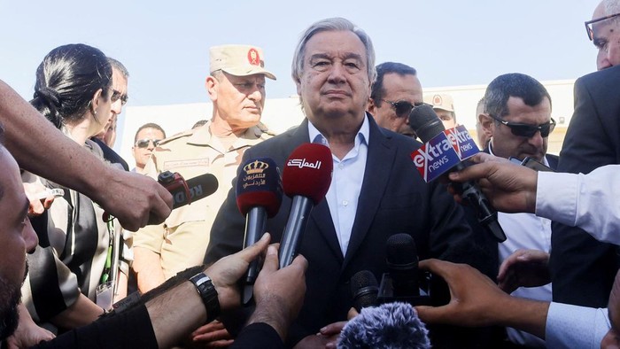 United Nations Secretary-General Antonio Guterres inspects aid for Palestinians, as officials wait to deliver aid to Gaza through the Rafah border crossing between Egypt and the Gaza Strip, amid the ongoing conflict between Israel and the Palestinian Islamist group Hamas, at Al Arish airport, in Egypt, October 20, 2023. REUTERS/Amr Abdallah Dalsh