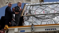 Sekretaris Jenderal Perserikatan Bangsa-Bangsa Antonio Guterres memeriksa bantuan untuk warga Palestina di bandara Al Arish, Mesir, Jumat (20/10/2023).