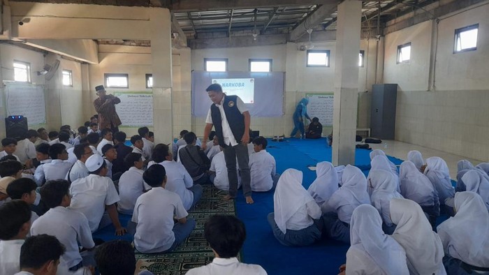 Sosialisasi bahaya narkoba pelajar di Surabaya
