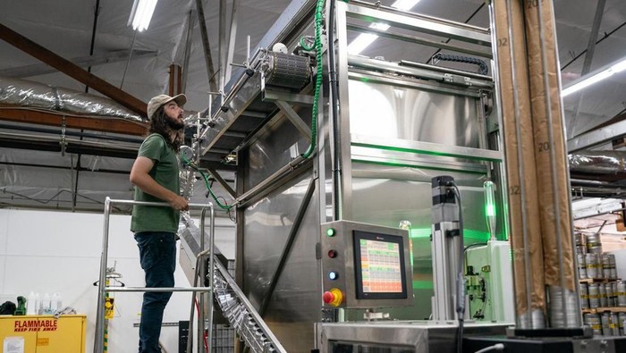 Epic Cleantec, startup daur ulang yang berbasis di California, Amerika Selatan menyulap limbah air dari gedung pencakar langit menjadi bir siap minum.