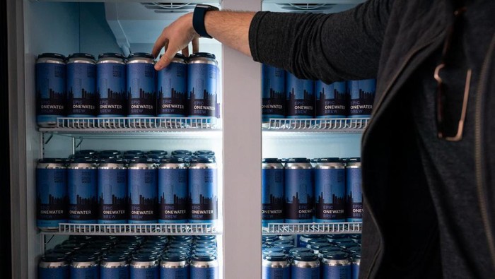 Epic Cleantec, startup daur ulang yang berbasis di California, Amerika Selatan menyulap limbah air dari gedung pencakar langit menjadi bir siap minum.