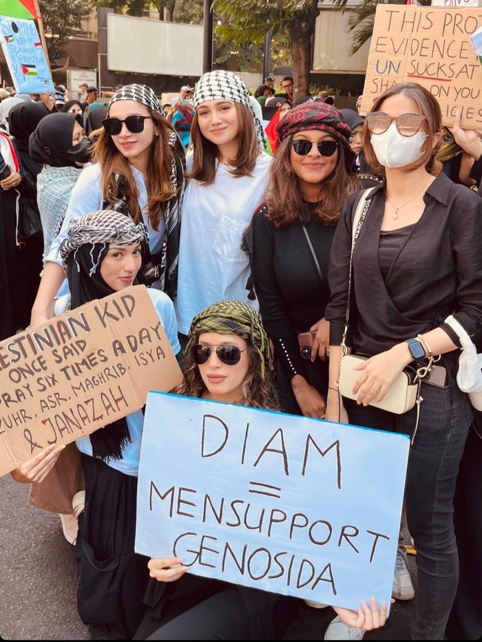 Syifa Hadju ikut demo bela Palestina.