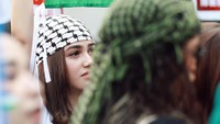 Kekasih Rizky Nazar itu mengangkat bendera Palestina. Panasnya Jakarta tak membuat Syifa Hadju mundur untuk ikut beraksi. Foto: dok. Instagram Syifa Hadju