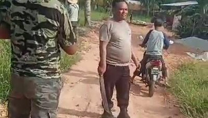 Tangkapan layar video polisi bawa parang kawal pengukuran topografi lahan di Rempang. (Istimewa)