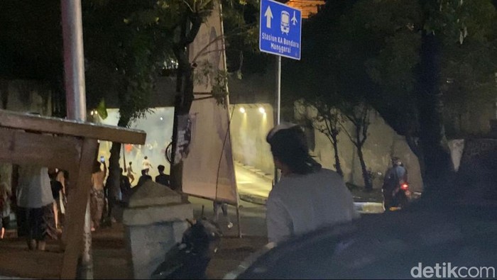 Tawuran perang petasan di kolong Manggarai, Tebet, Jaksel (Devi Puspitasari/detikcom)