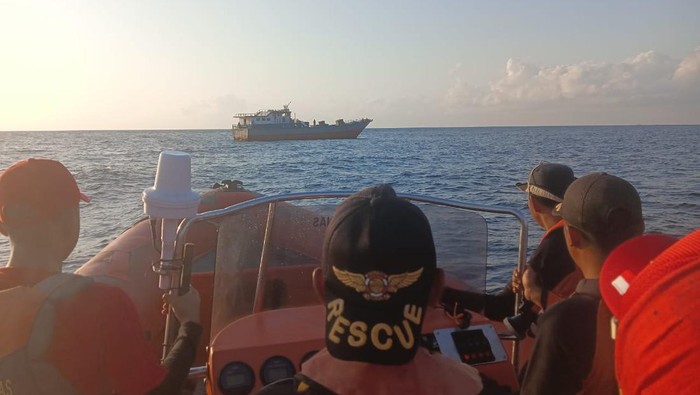 Tim SAR melakukan pengecekan atas insiden kecelakaan kapal di Perairan Buton.