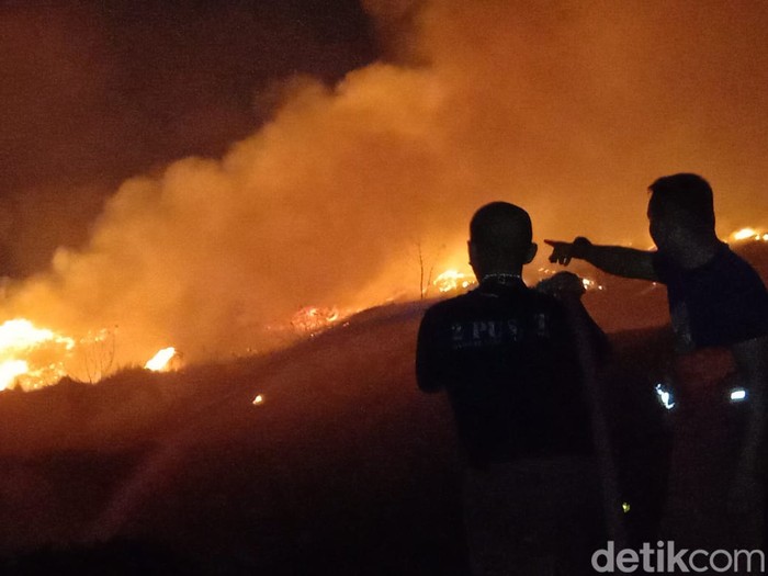 TPA Rawa Kucing di Kota Tangerang terbakar. BNPB akan membantu proses pemadaman dengan mengerahkan heli waterbombing. (dok BNPB)