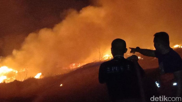 TPA Rawa Kucing di Kota Tangerang terbakar. BNPB akan membantu proses pemadaman dengan mengerahkan heli waterbombing. (dok BNPB)