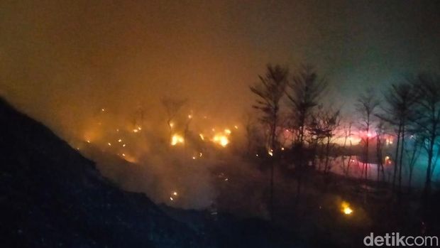 TPA Rawa Kucing di Kota Tangerang terbakar. BNPB akan membantu proses pemadaman dengan mengerahkan heli waterbombing. (dok BNPB)