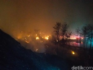 BNPB Kerahkan Heli Waterbombing Padamkan Kebakaran di TPA Rawa Kucing