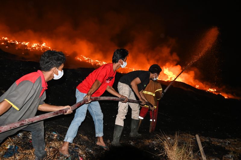 Sejumlah petugas pemadam kebakaran berupaya memadamkan api di TPA Rawa Kucing, Kota Tangerang, Banten, Jumat (20/10/2023). Sebanyak 25 unit mobil pemadam kebakaran dikerahkan untuk memadamkan api di tempat pembuangan akhir seluas 35 hektar yang menampung sampah Kota Tangerang itu. ANTARA FOTO/Sulthony Hasanuddin/foc.
