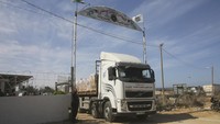 Ini merupakan pasokan pertama bantuan kemanusiaan kepada warga di Jalur Gaza pascameletusnya perang Hamas-Israel. (AP Photo/Hatem Ali)