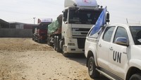 Laman berita Pemerintah Mesir, Al-Qahira, melaporkan bahwa baru 20 truk pengangkut bantuan yang diperbolehkan masuk Gaza. Padahal, masih ada lebih dari 200 truk pembawa sekitar 3.000 ton bantuan tertahan dan mengantre selama berhari-hari di dekat Rafah wilayah Mesir. (AP Photo/Hatem Ali)