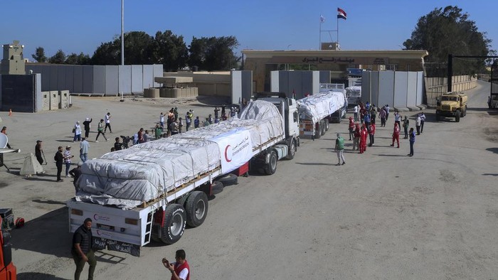Volunteers pray to thank God after trucks carrying humanitarian aid for the Gaza Strip crossed the Rafah border gate, in Rafah, Egypt, Saturday, Oct. 21, 2023. (AP Photo/Mohammed Asad)