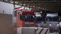 Pembukaan gerbang Rafah berlangsung beberapa jam setelah kelompok Hamas membebaskan dua perempuan sandera berkewarganegaraan Amerika Serikat (AS). Belum jelas betul apakah ada keterkaitan di antara dua peristiwa ini. (AP Photo/Fatima Shbair)