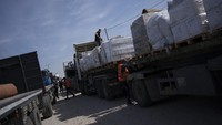 Perserikatan Bangsa-Bangsa (PBB) menyebutkan, bantuan yang dibawa konvoi 20 truk tersebut akan diserahkan kepada organisasi Bulan Sabit Merah Palestina. Menurut Hamas, bantuan mencakup, antara lain, obat-obatan dan pasokan makanan dalam jumlah terbatas. (AP Photo/Fatima Shbair)