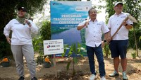 River Trashboom Project – Cerita Sungai diselenggarakan di daerah hilir Sungai Cisadane, Tangerang, dimana tidak hanya membuat penjaring sampah (Trashboom) saja, namun juga memberikan edukasi kepada masyarakat yang hidup di bantaran sungai tersebut, mengenai dampak pencemaran lingkungan sekitar sungai, manfaat dibangunnya penjaring sampah (Trashboom), hingga keberlangsungan dari proyek ini. Selain itu, juga melakukan penanaman 100 bibit pohon di area bantaran Sungai Cisadane tersebut. 