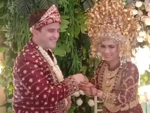 Viral Wanita Asal Baturaja Menikah dengan Bule Jerman Pakai Adat Ogan