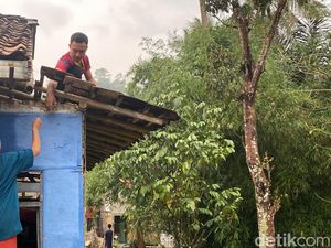Momen Mencekam Saat Hujan Disertai Angin Kencang Terjang Sukabumi
