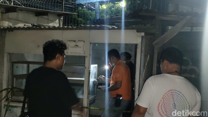 Waria bernama alias Ayu Lestari ditetapkan sebagai tersangka usai aniaya korban kecelakaan hingga tewas.