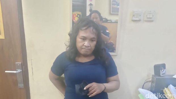 Waria bernama alias Ayu Lestari ditetapkan sebagai tersangka usai aniaya korban kecelakaan hingga tewas.