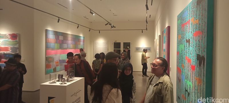 Ammar Zoni saat menghadiri pameran lukisan tunggal Sudjipto Adi bertajuk Force Avenue yang digelar di Galeri ZEN1, Menteng, Jakarta Pusat.