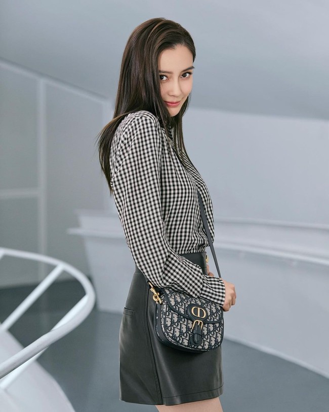 Sebelumnya pihak Crazy Horse sudah mengklarifikasi penampilan Lisa BLACKPINK. Dikatakan jika performa wanita 25 tahun tersebut lebih fokus pada mengekspresikan kebebasan dan kebanggaan seorang wanita. Namun laporan beredar bahwa Lisa membuka busana dan melemparkannya ke audiens yang dianggap netizen menyalahi aturan. Foto: Instagram @angelababyct