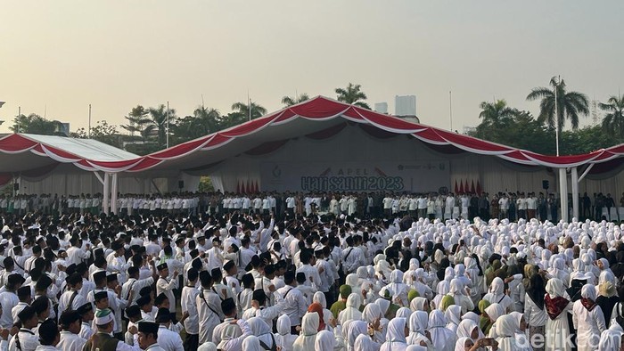 Presiden RI Joko Widodo hadir dalam Apel Hari Santri Nasional 2023 di Tugu Pahlawan Surabaya, Minggu (22/10/2023) pagi.
