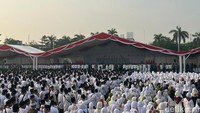 Presiden Jokowi hadir di Apel Hari Santri sebagai Pembina Upacara.
