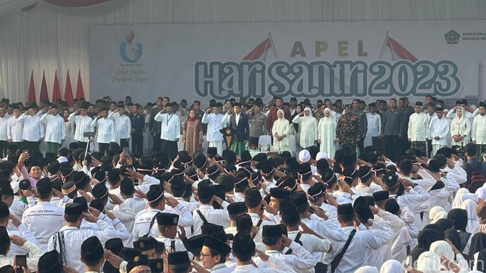 Presiden RI Joko Widodo hadir dalam Apel Hari Santri Nasional 2023 di Tugu Pahlawan Surabaya, Minggu (22/10/2023) pagi.