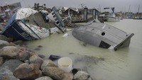 Pelabuhan Roedvig on Stevns, di pulau Zealand, Denmark, rusak diterjang badai, Sabtu, 21 Oktober 2023. Nils Meilvang /Ritzau Scanpix via AP. 
