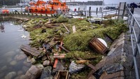 Puing-puing terlihat di resor liburan Travemuende, Jerman utara, Sabtu, 21 Oktober 2023, setelah badai besar menyebabkan banjir di sepanjang Laut Baltik. AP Photo/Michael Probst. 