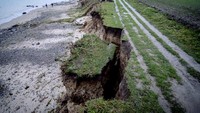 Tebing curam di Laut Baltik longsor akibat badai di Sierksdorf, Jerman utara, Sabtu, 21 Oktober 2023. (AP Photo/Michael Probst) 