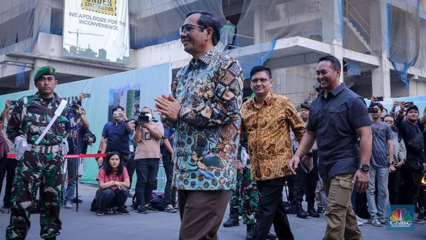 Bakal calon wakil presiden Mahfud MD tiba di RSPAD Gatot Soebroto, Jakarta, Minggu (22/10/2023).(CNBC Indonesia/Failsal Rahman)